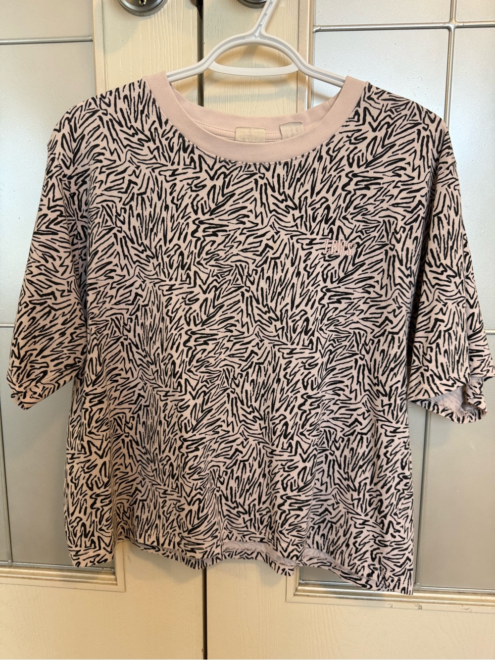 Levi's Light Pink Short-Sleeve Tee with Black Abstract Pattern